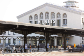 Вильнюсский аэропорт снова закрыли из-за шаров из Беларуси