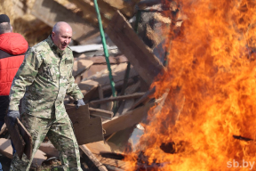 Чиновники на субботнике: Турчин строил, Караев сжигал, Кочанова от работы отлынивала